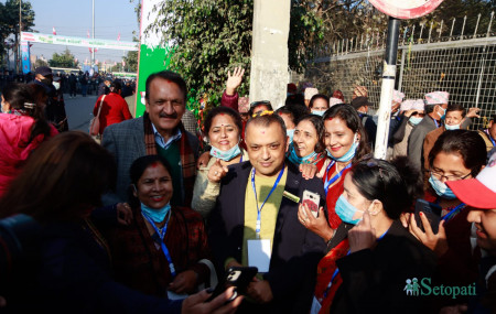 मतदातासँग भोट माग्दै महामन्त्रीका उम्मेदवार गगन थापा तस्बिरः निशा भण्डारी/सेतोपाटी